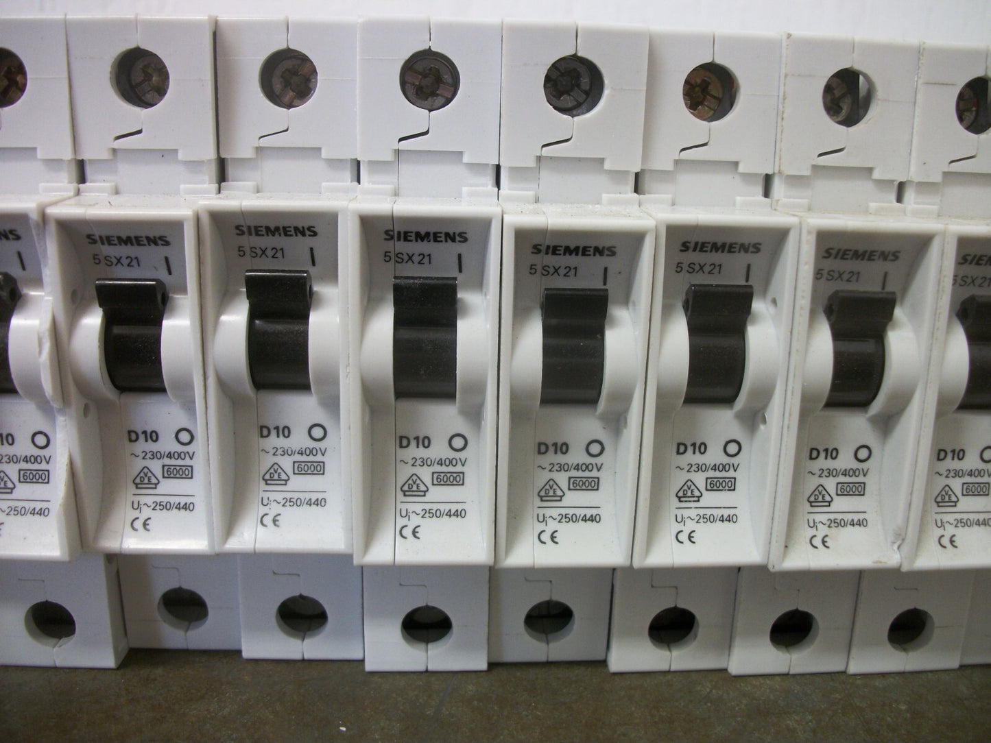 SIEMENS LOT OF 12 MINI CIRCUIT BREAKERS 5SX21D10 10AMP 230/400VOLT 1POLE