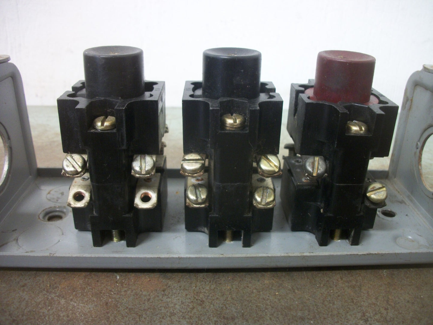 WESTINGHOUSE 3-BUTTON RUN/RUN/STOP PUSHBUTTON STATION 450D984G10 600VOLT