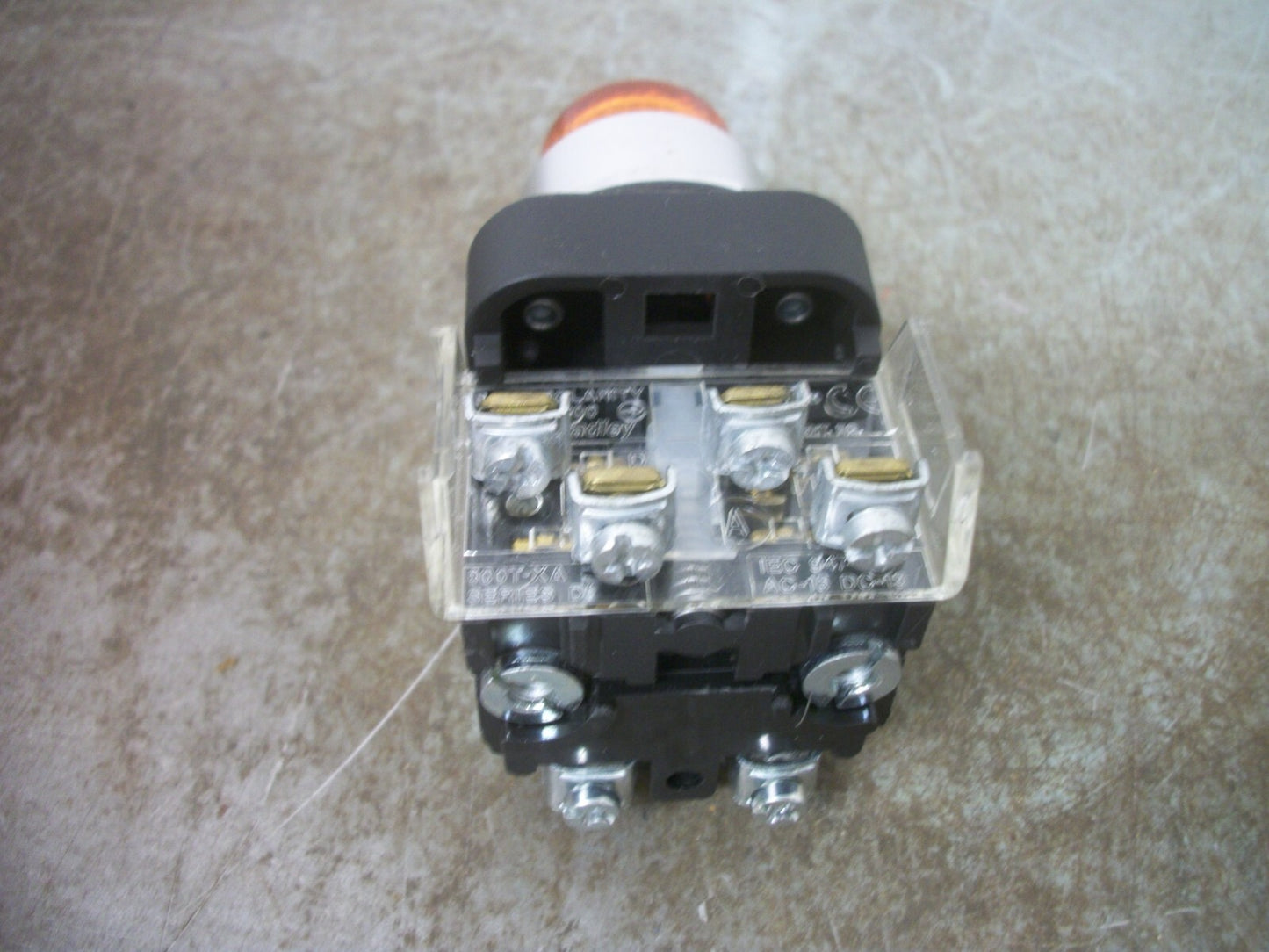 ALLEN-BRADLEY AMBER ILLUMINATED MOMENTARY PUSHBUTTON 800T-PT16A 120V