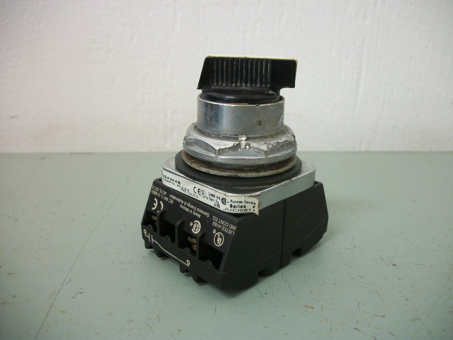 SIEMENS 2-POSITION MAINTAINED SELECTOR SWITCH 52SA2AAB