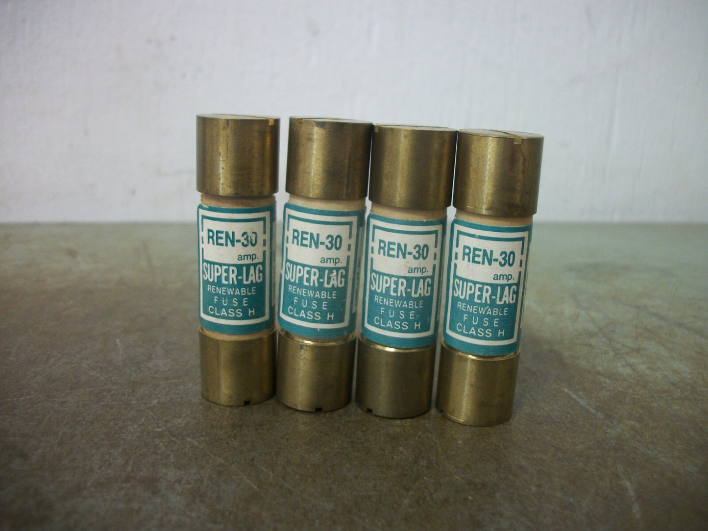 BUSSMANN LOT OF 4 SUPER-LAG RENEWABLE FUSES REN30 30AMP 250VOLT NOB
