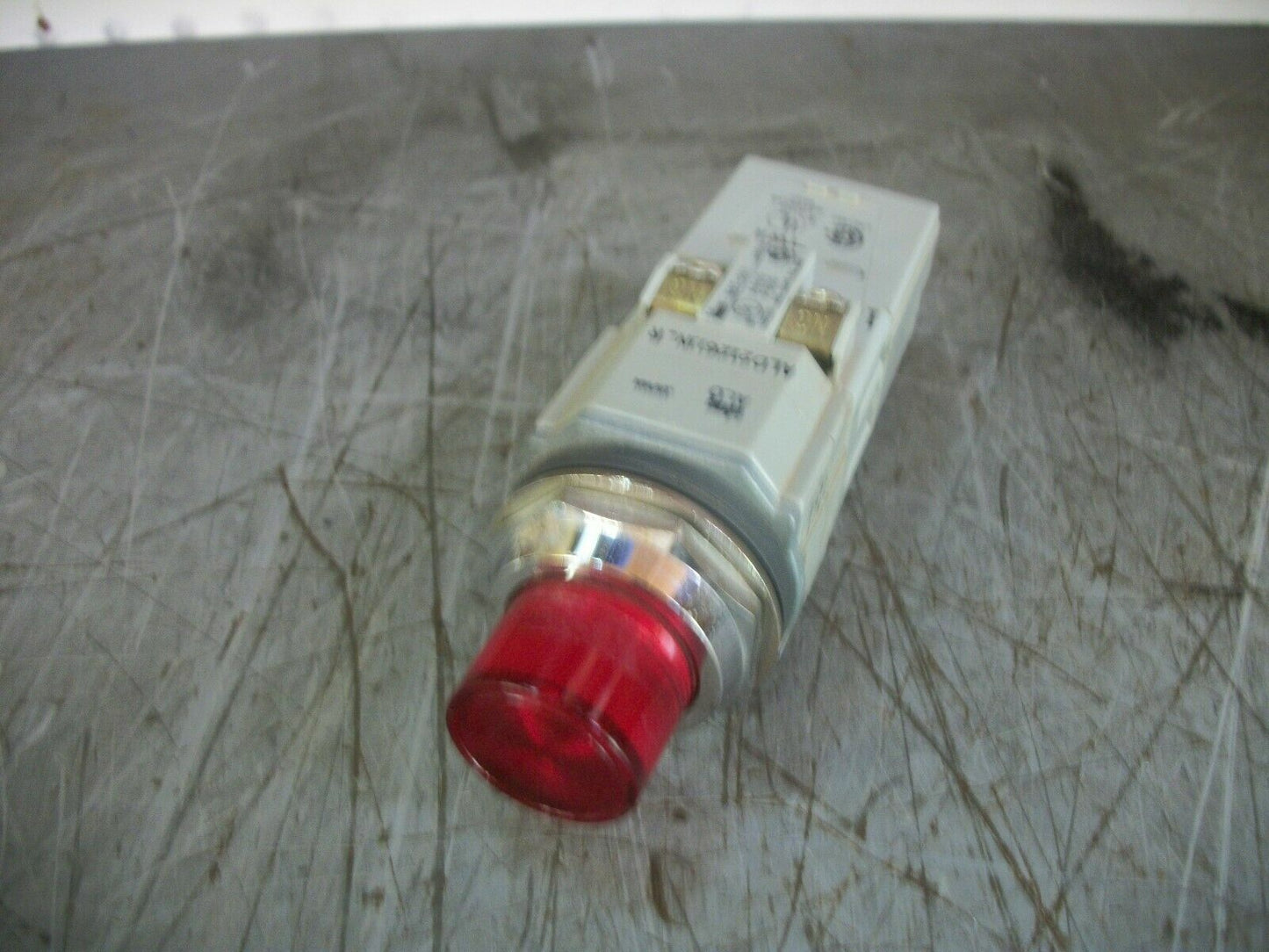 IDEC RED ILLUMINATED PUSHBUTTON ALD212611N-R 600VOLT