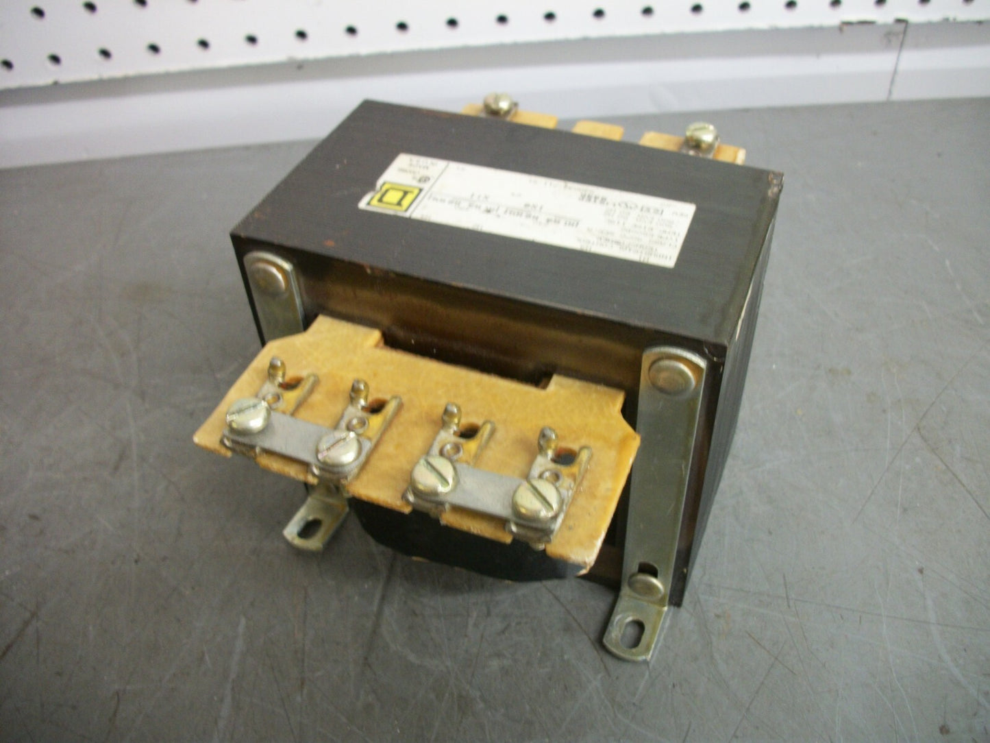 SQUARE D .500KVA 1PH TRANSFORMER 9070K500D2 HV 240X480 LV 24