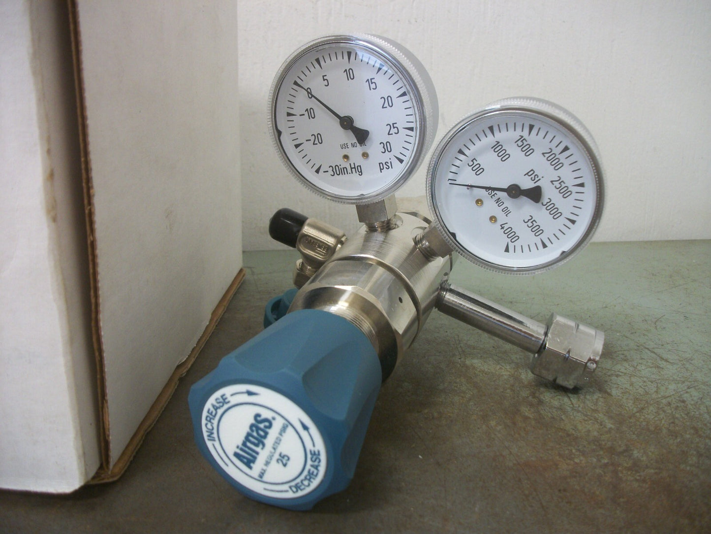 AIRGAS 2-STAGE ANALYTICAL PNEUMATIC CYLINDER REGULATOR Y12-244A350 3000PSIG NIB