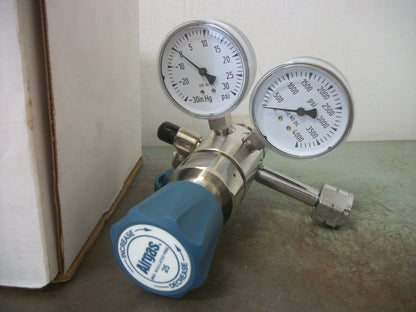 AIRGAS 2-STAGE ANALYTICAL PNEUMATIC CYLINDER REGULATOR Y12-244A350 3000PSIG NIB