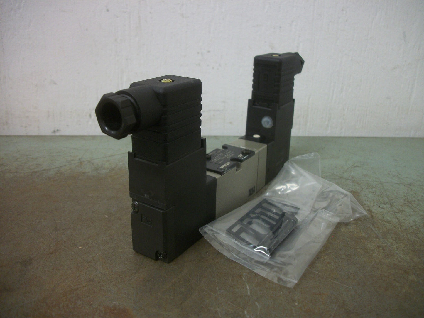 SMC PNEUMATIC SOLENOID VALVE VFS2210-5DZ 0.1-1MPa 21-26VCOIL NOB