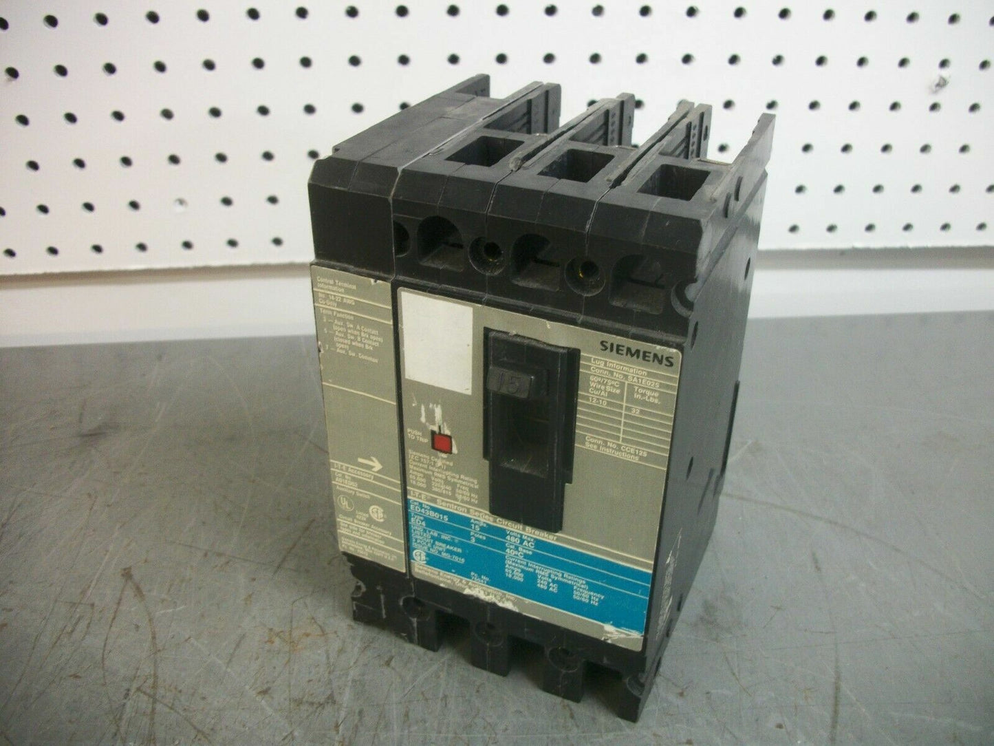 SIEMENS SENTRON ED4 CIRCUIT BREAKER ED43B015 15AMP 480VOLT 3POLE W/AUX