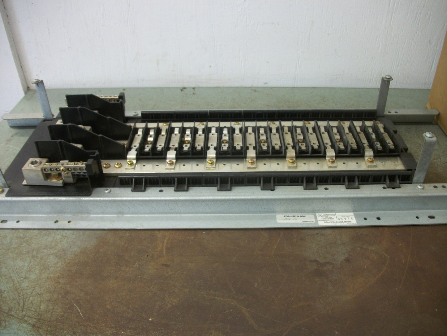 SQUARE D LOAD CENTER PANELBOARD INTERIOR ONLY FOR USE IN MH35 80030-279-01 3PH