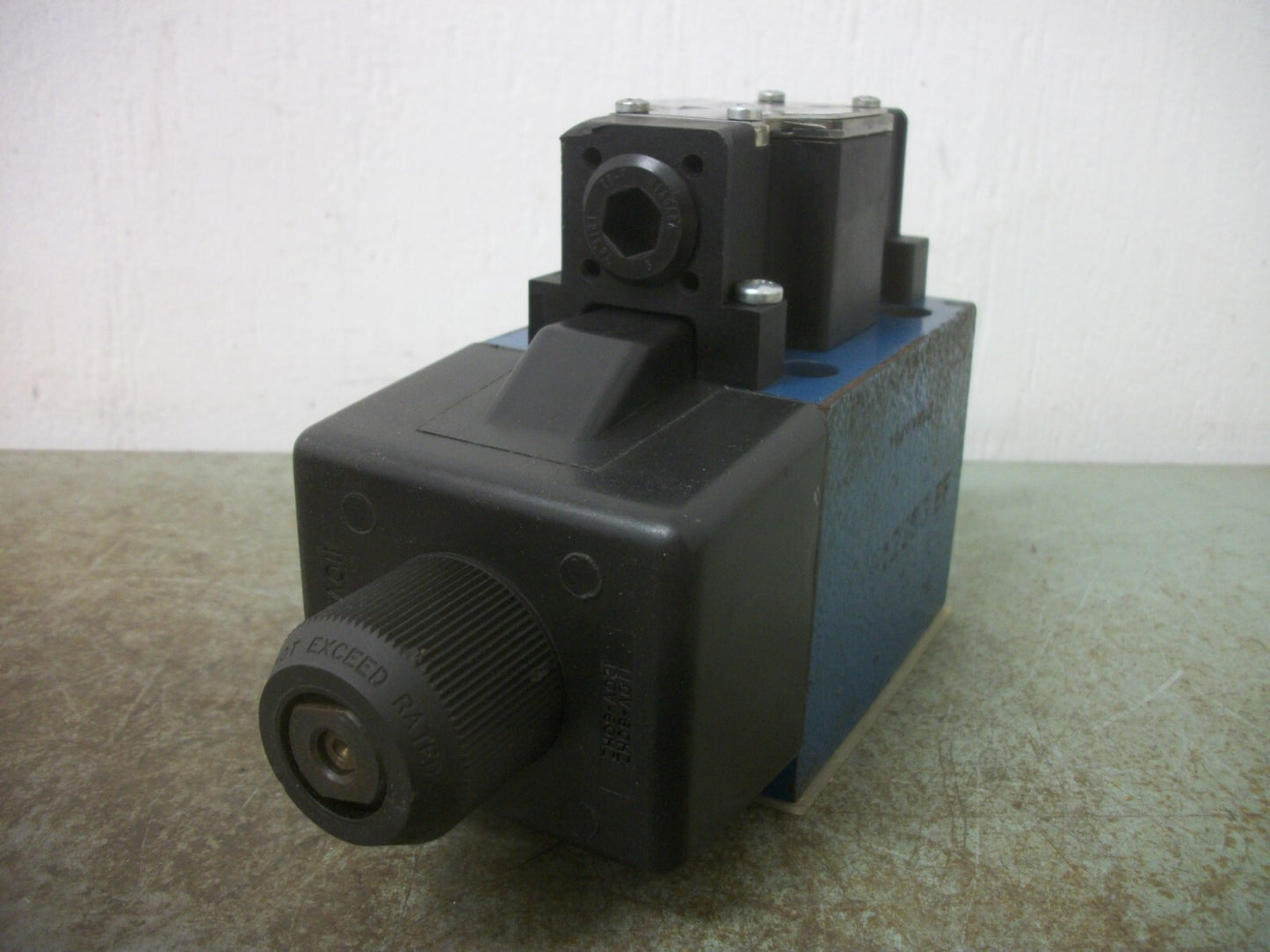 MANNESMANN REXROTH HYDRAULIC SOLENOID DIRECTIONAL VALVE 4WE10D40/CW11ON9DA NOB