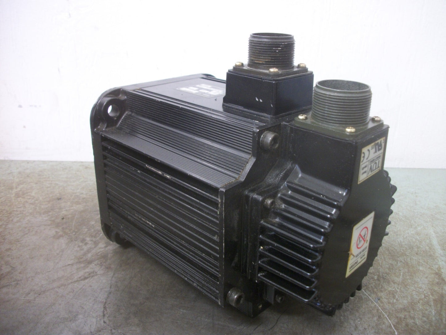 OMRON AC SERVO MOTOR R88M-W90010H-S2 200VOLT 900W 8.62N-M 7.6A 1000RPM