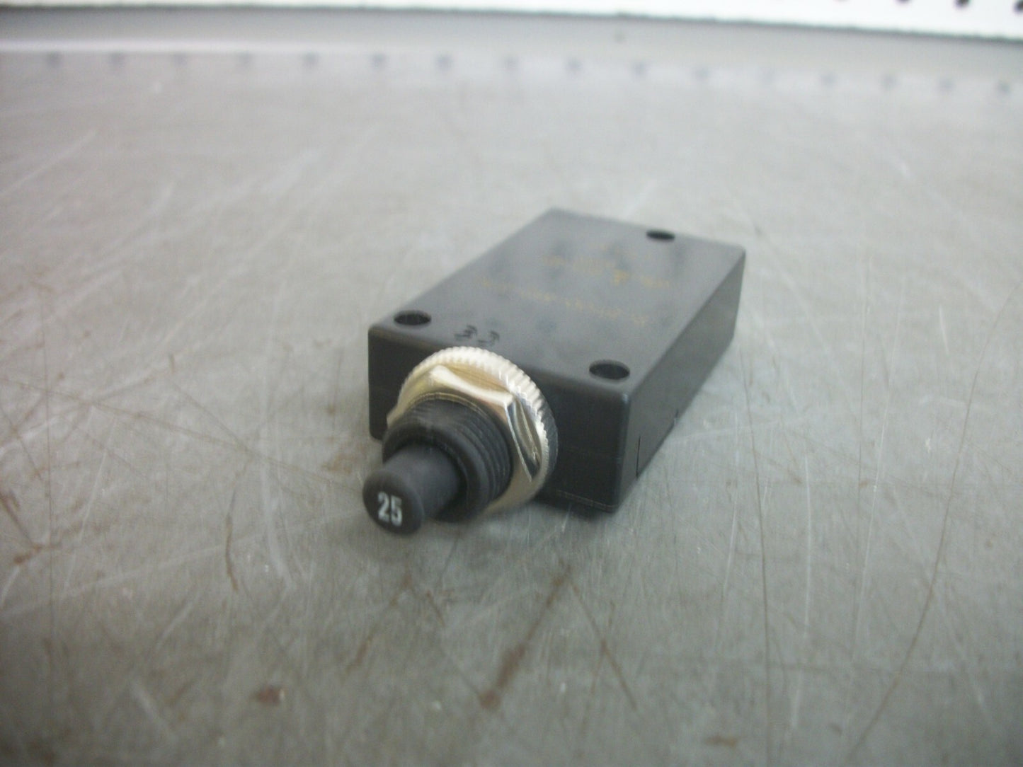 E-T-A PROTECTION CIRCUIT BREAKER 2-5700-IG2-P10-25A 25AMP 250VOLT 1POLE NOB