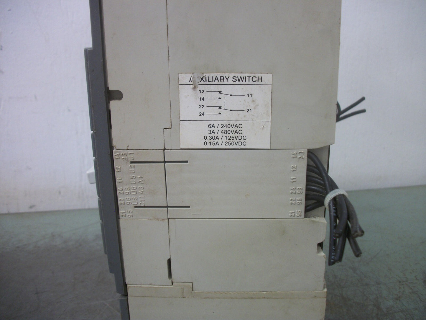 ABB SACE S5 S5N CIRCUIT BREAKER 122135080-001 300AMP 600VOLT 3POLE W/SHUNT&AUX