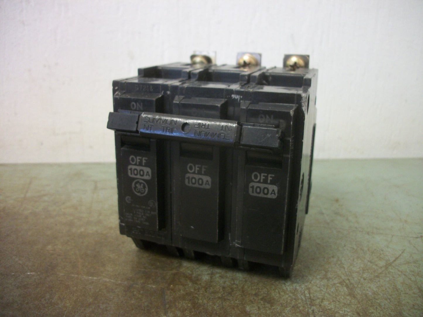 GE THQB CIRCUIT BREAKER THQB32100 100AMP 240VOLT 3POLE