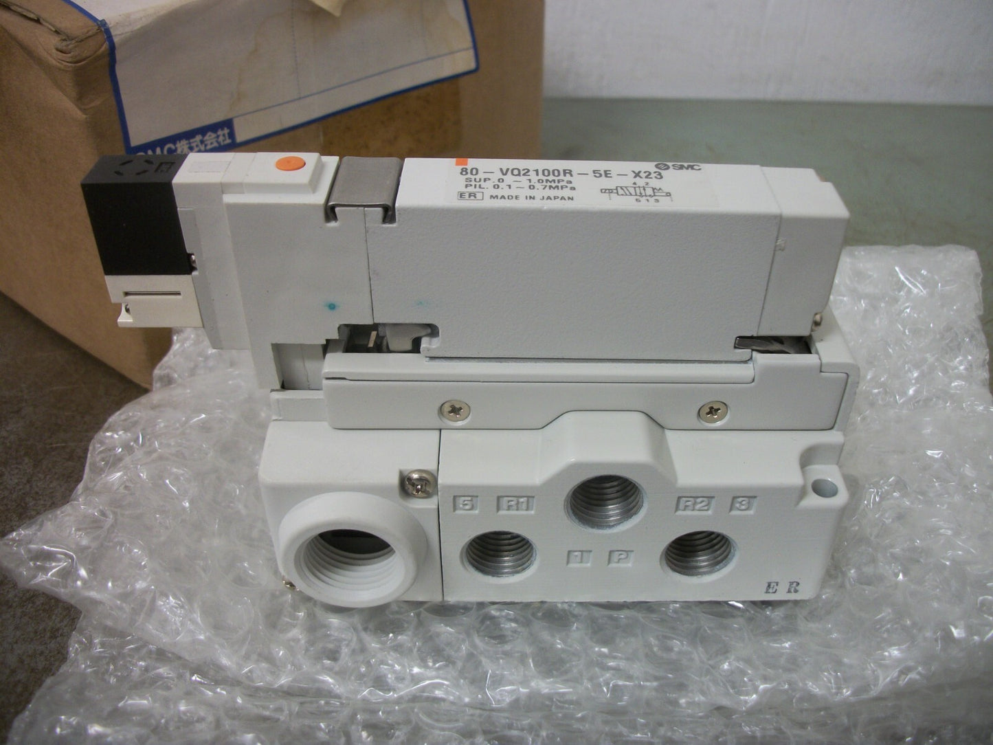 SMC PNEUMATIC SOLENOID VALVE 80-VQ2100R-5E-X23 0.1-0.7MPa 24VCOIL 1W NIB