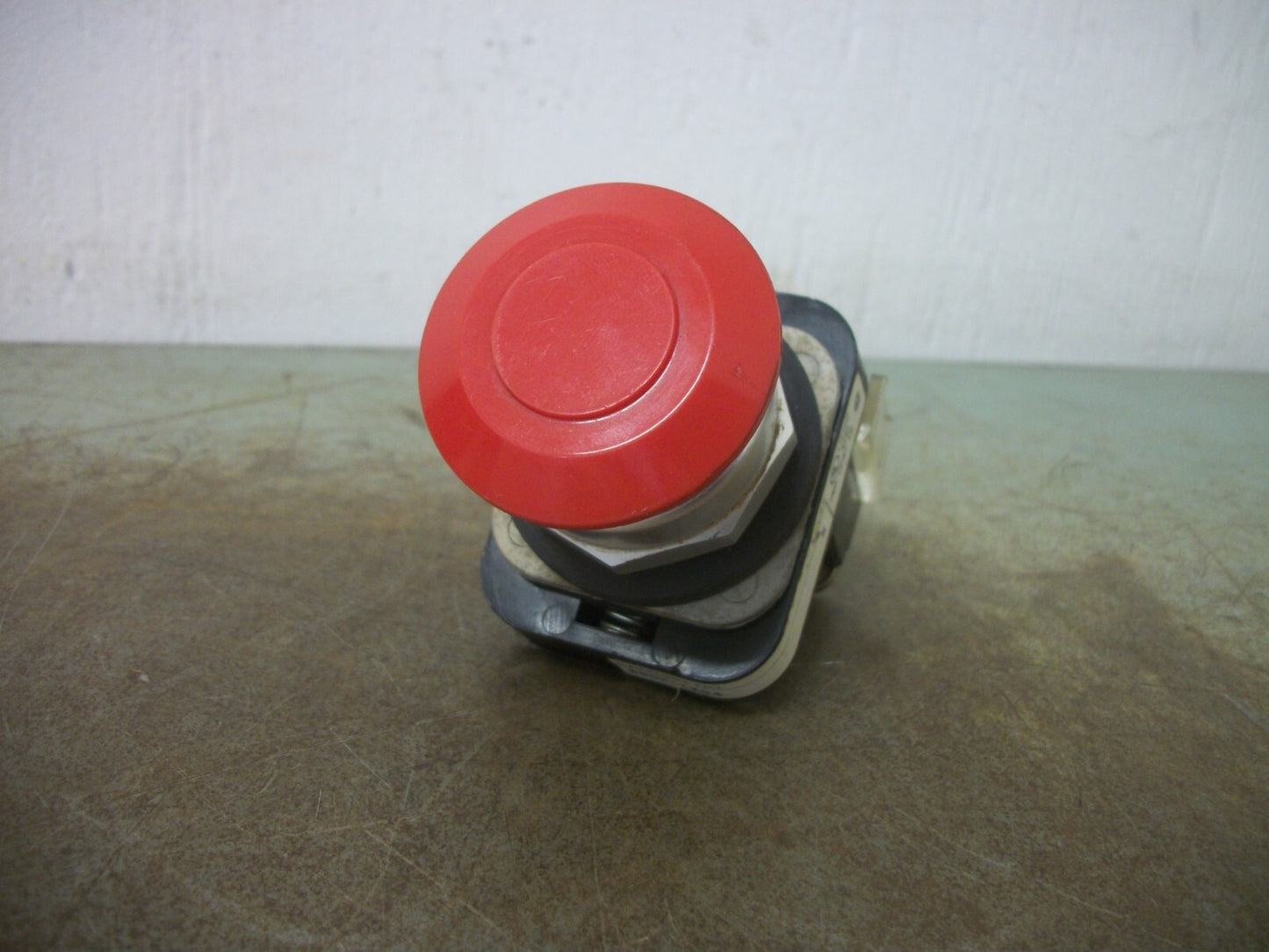 ALLEN-BRADLEY RED MUSHROOM PUSH/PULL PUSHBUTTON 800T-FXD4