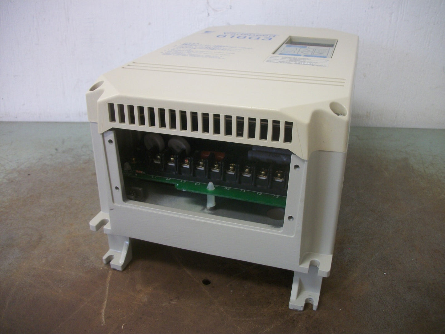 YASKAWA VARISPEED 616G3 0.5HP INVERTER DRIVE CIMR-G3V40P4 460VOLT 3PH 1.4KVA