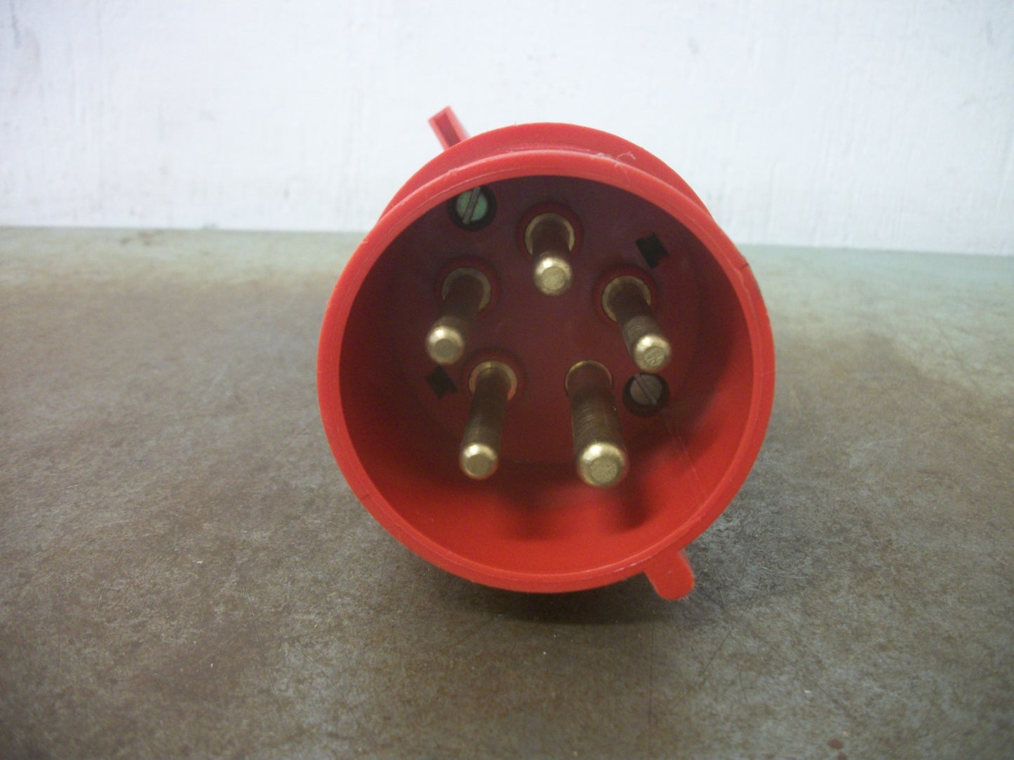 INTERPOWER PIN & SLEEVE PLUG 84152300 32AMP 415VOLT 3P+N+GRND