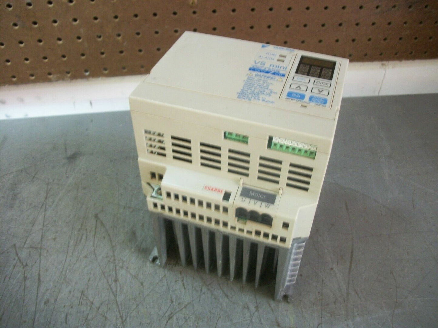 YASKAWA VS MINI 3.7KVA AC DRIVE CIMR-XCBC41P5 3PH 460VOLT 4.8AMP