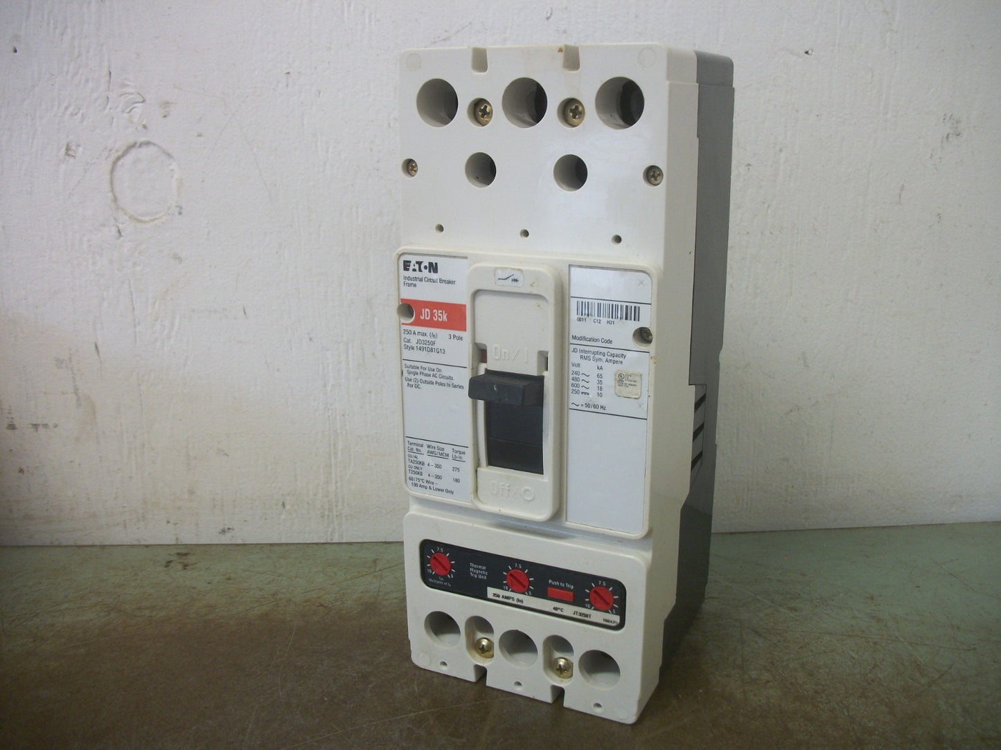 CUTLER-HAMMER JD CIRCUIT BREAKER JD3250F 250AMP 600VOLT 3POLE RED W/250A TR NOB