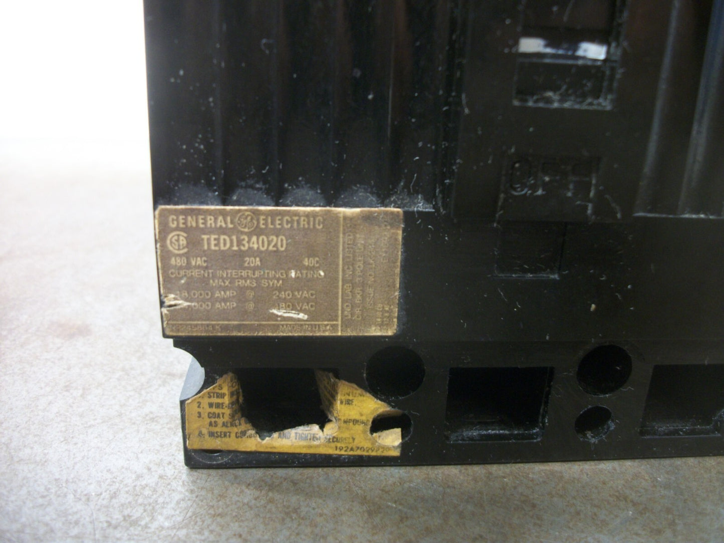 GE TED CIRCUIT BREAKER TED134020 20AMP 480VOLT 3POLE BLACK CHIPPED