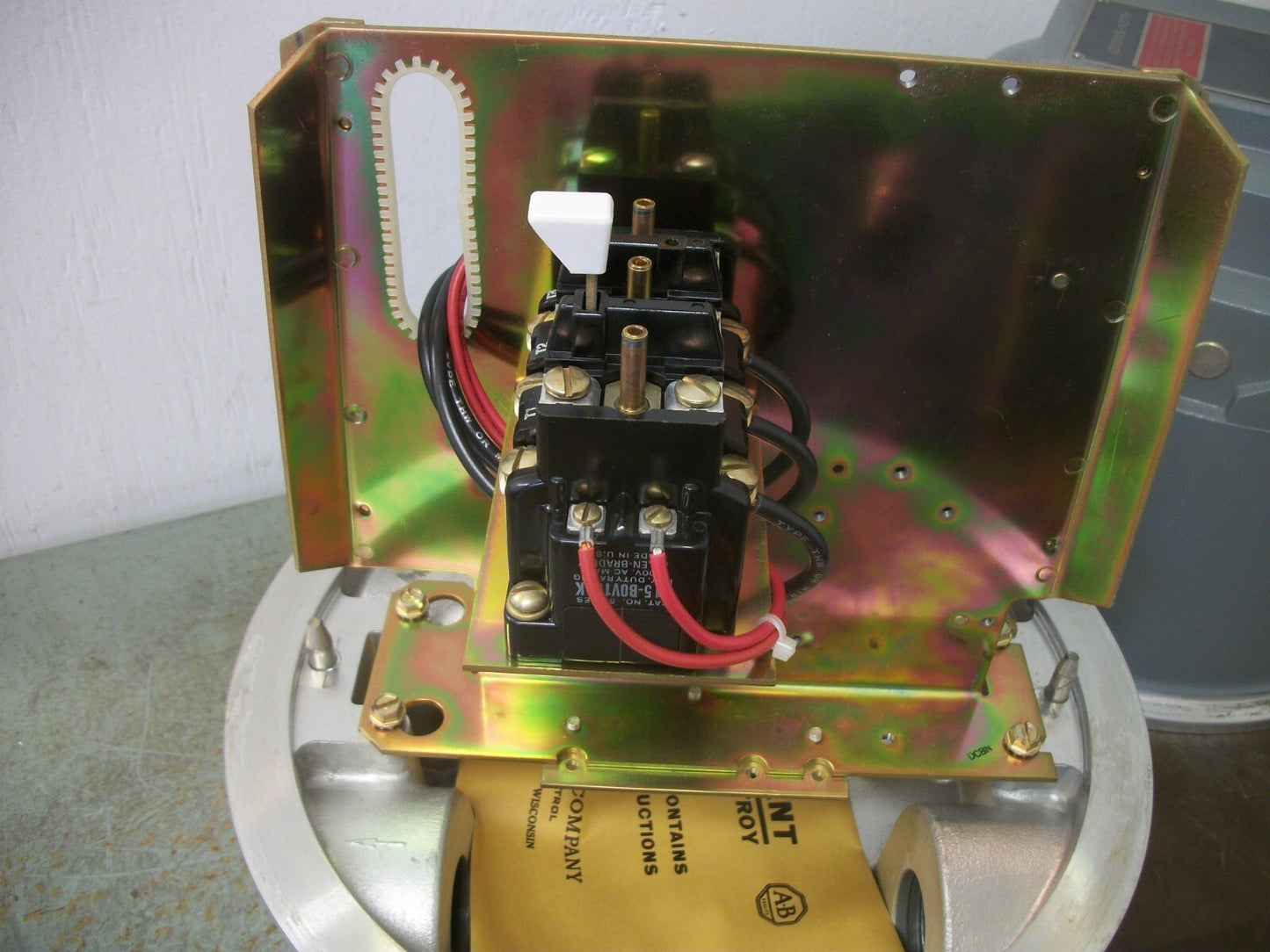 ALLEN-BRADLEY ENCL 705-AUA SIZE 0 REV MOTOR STARTER 240VCOIL 3PH 600V 5HP NEW