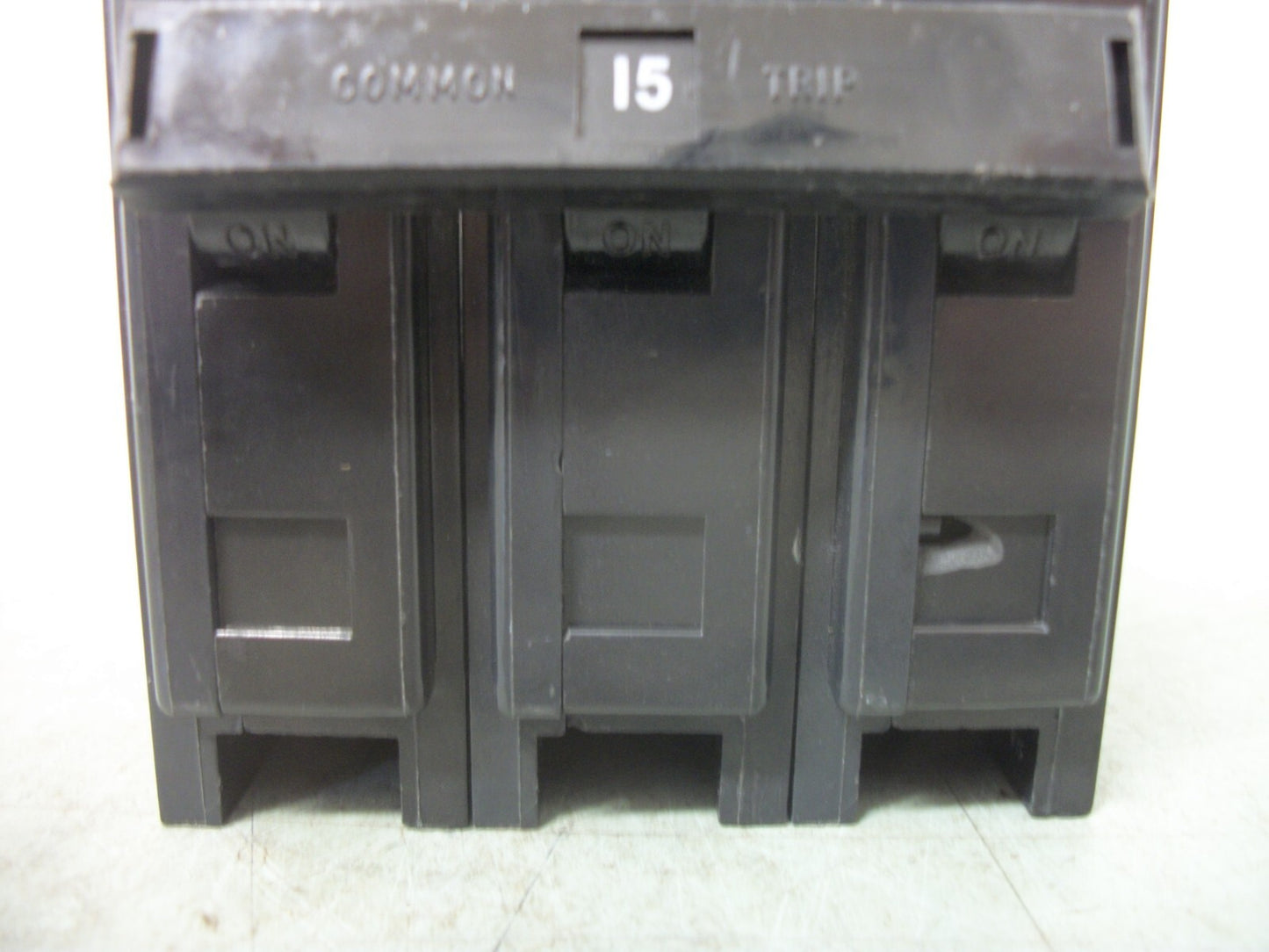 CUTLER-HAMMER BA CIRCUIT BREAKER BAB3015H 15AMP 240VOLT 3POLE NOB