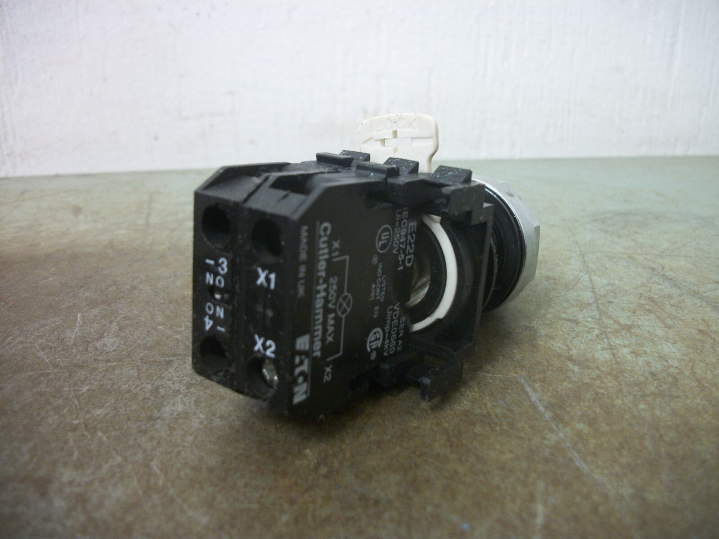 CUTLER-HAMMER GREEN ILLUMINATED 3-POS SPRING RETURN/MAINTAINED SELECTOR SWITCH