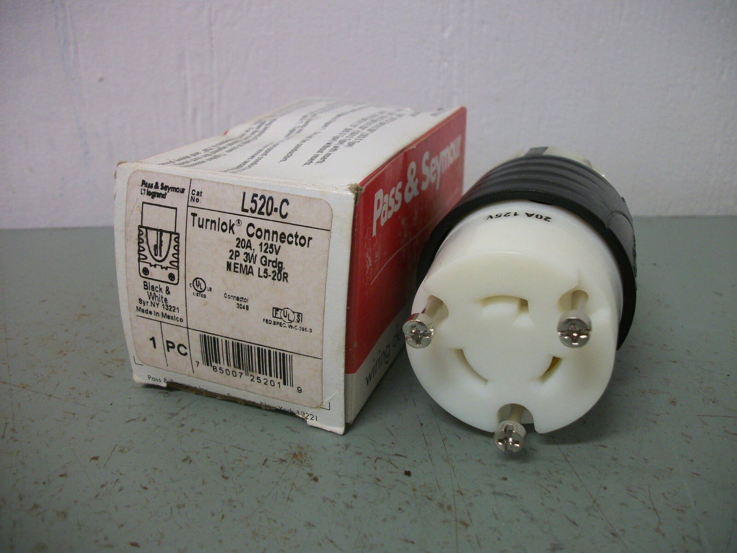 PASS & SEYMOUR TURNLOK CONNECTOR L520-C 20AMP 125VOLT 2P 3W GRND NIB