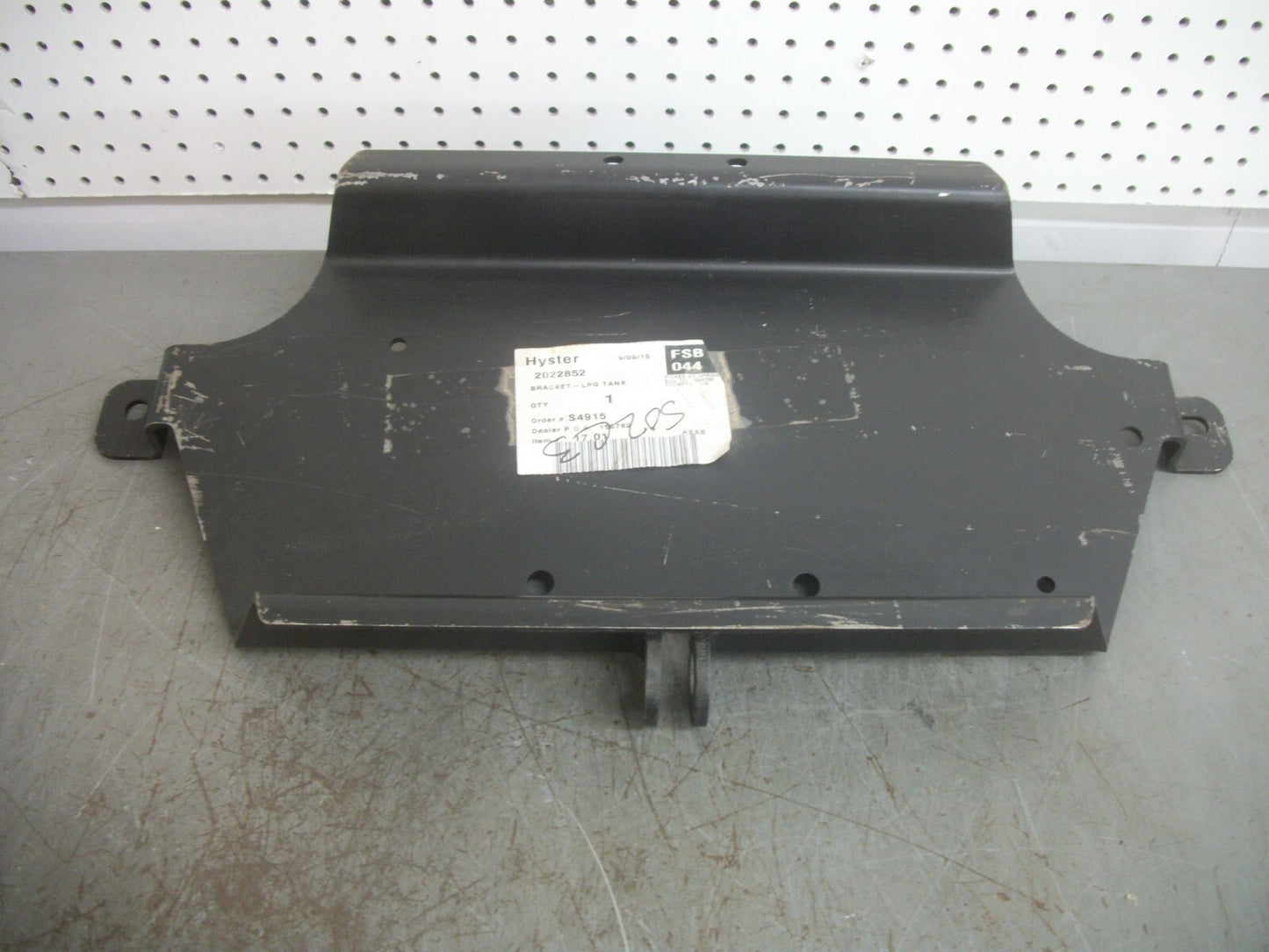 HYSTER FORKLIFT LPG TANK BRACKET 2022852 NEW