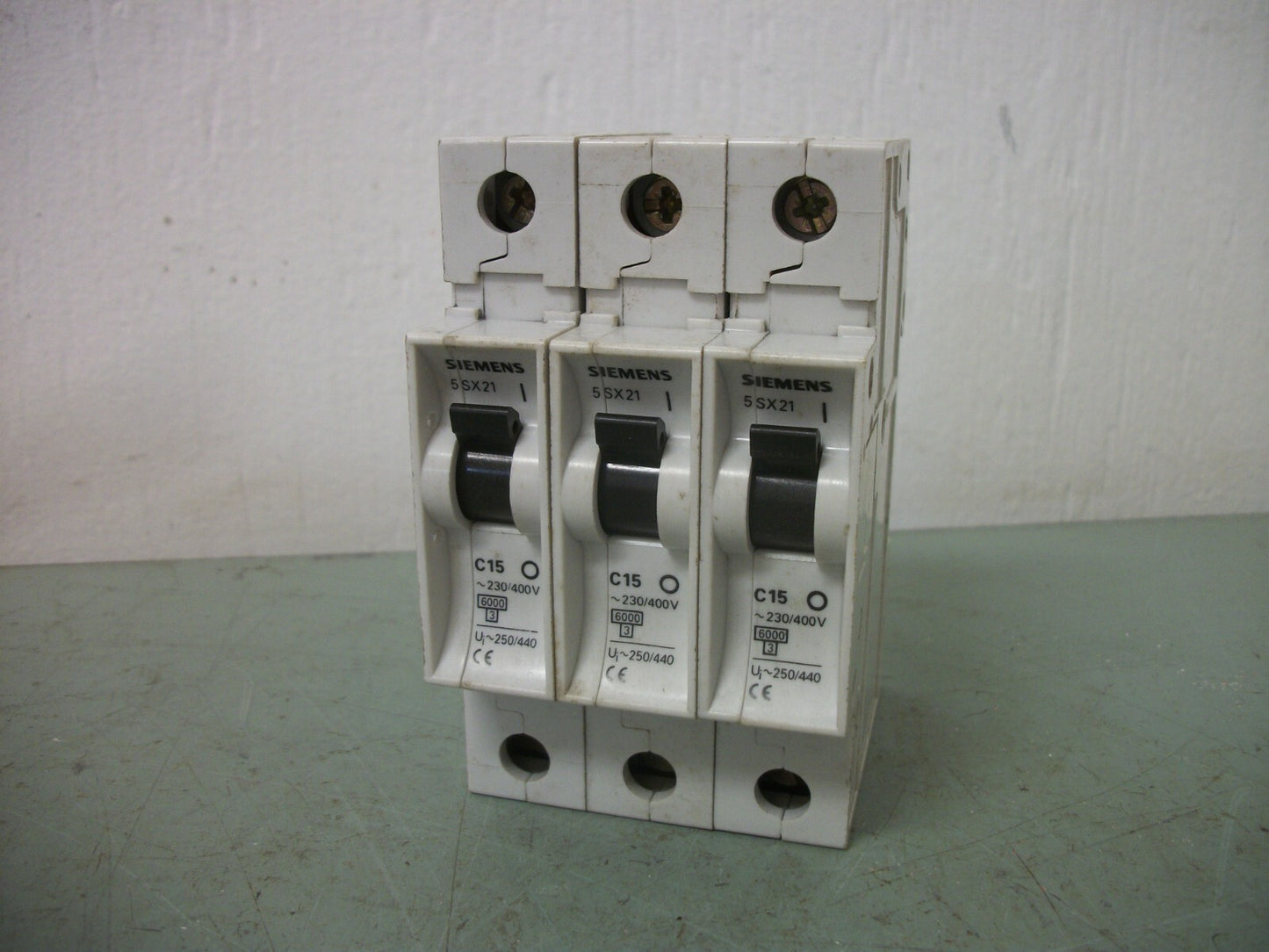 SIEMENS LOT OF 3 MINI CIRCUIT BREAKERS 5SX21C15 15AMP 400VOLT 1POLE