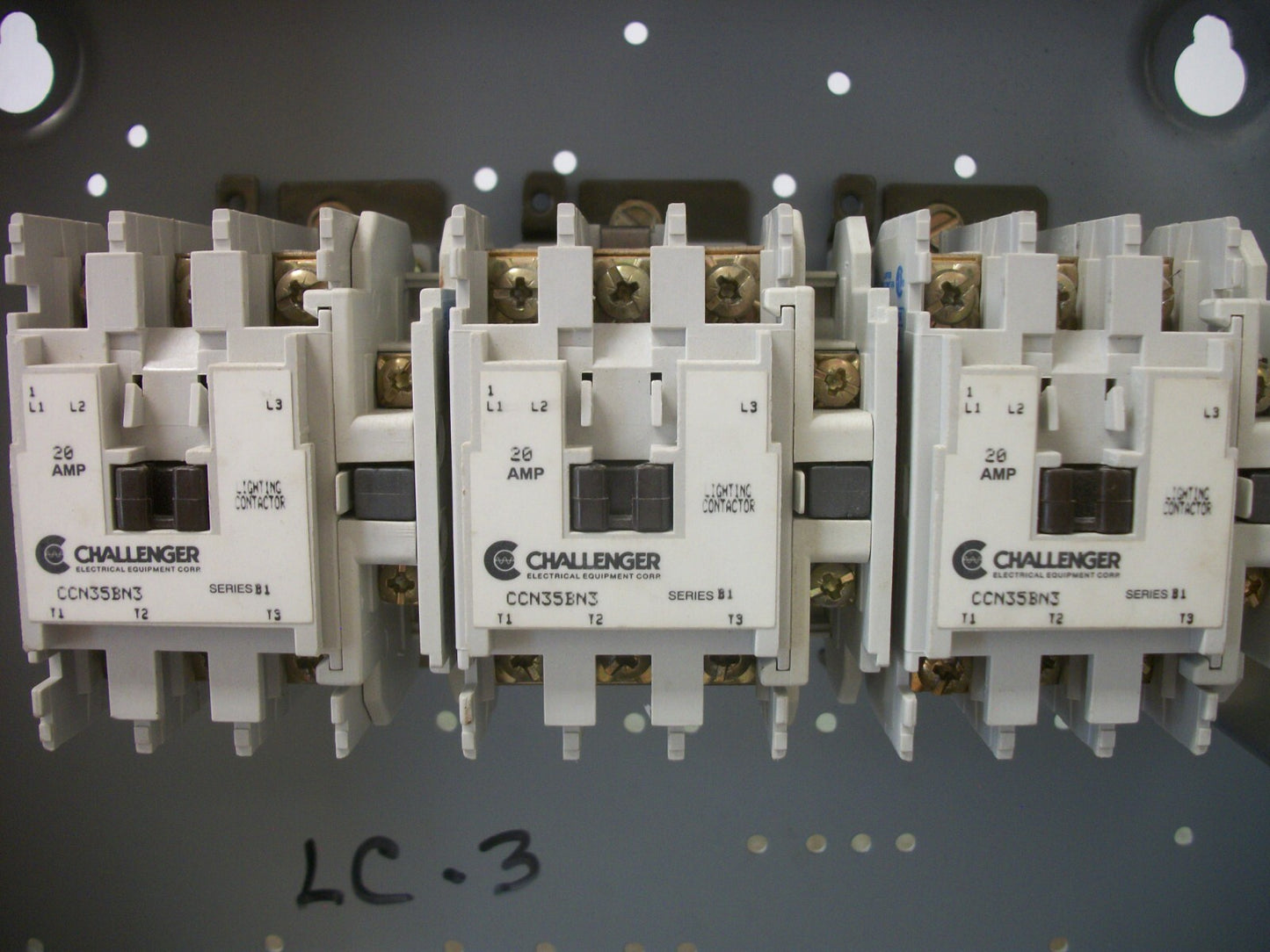 CHALLENGER ENCL 20AMP 9-POLE LIGHTING CONTACTOR CCN35BN3 120VCOIL