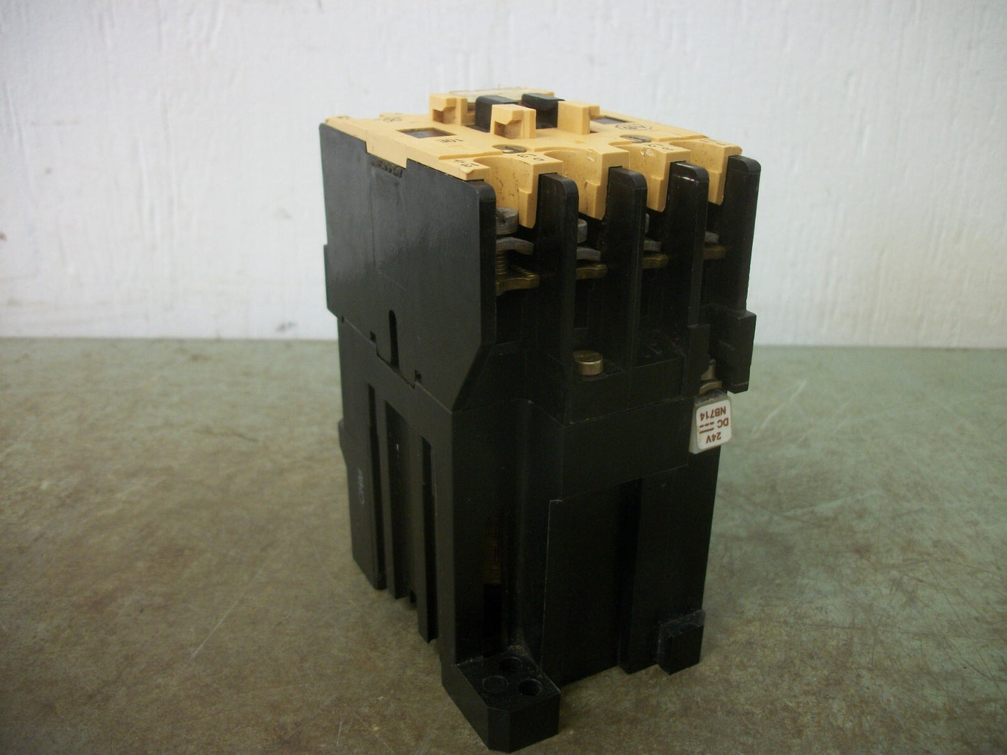 ALLEN-BRADLEY CONTACTOR 100-A24NZ*3 24AMP 24VCOIL 3PH 600V 20HP