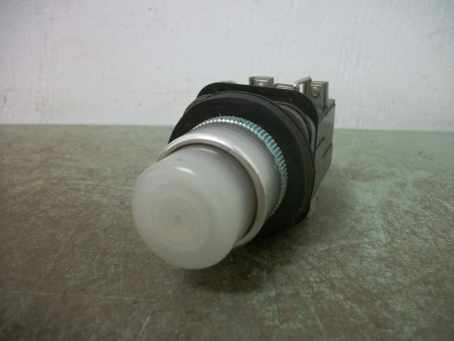 ALLEN-BRADLEY WHITE ILLUMINATED MOMENTARY PUSHBUTTON 800T-PT16A 120V