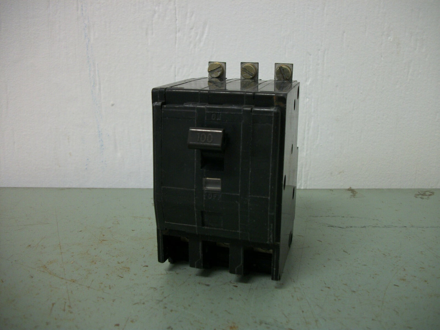 SQUARE D QOB CIRCUIT BREAKER QOB3100 100AMP 240VOLT 3POLE OLD