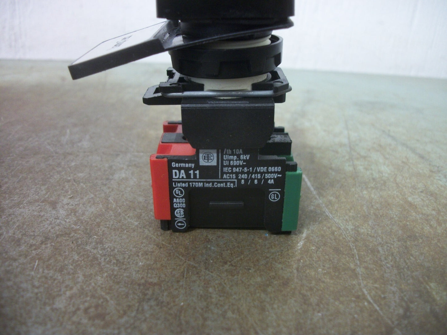 TELEMECANIQUE BLACK SQUARE MOMENTARY PUSHBUTTON DA 11