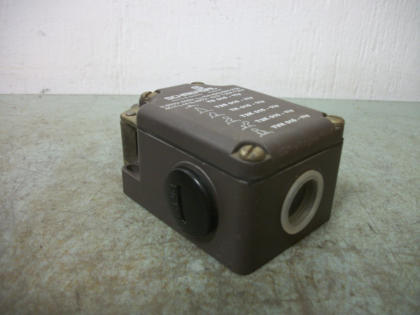 SCHMERSAL HEAVY DUTY LIMIT SWITCH TK015-11Y NOB