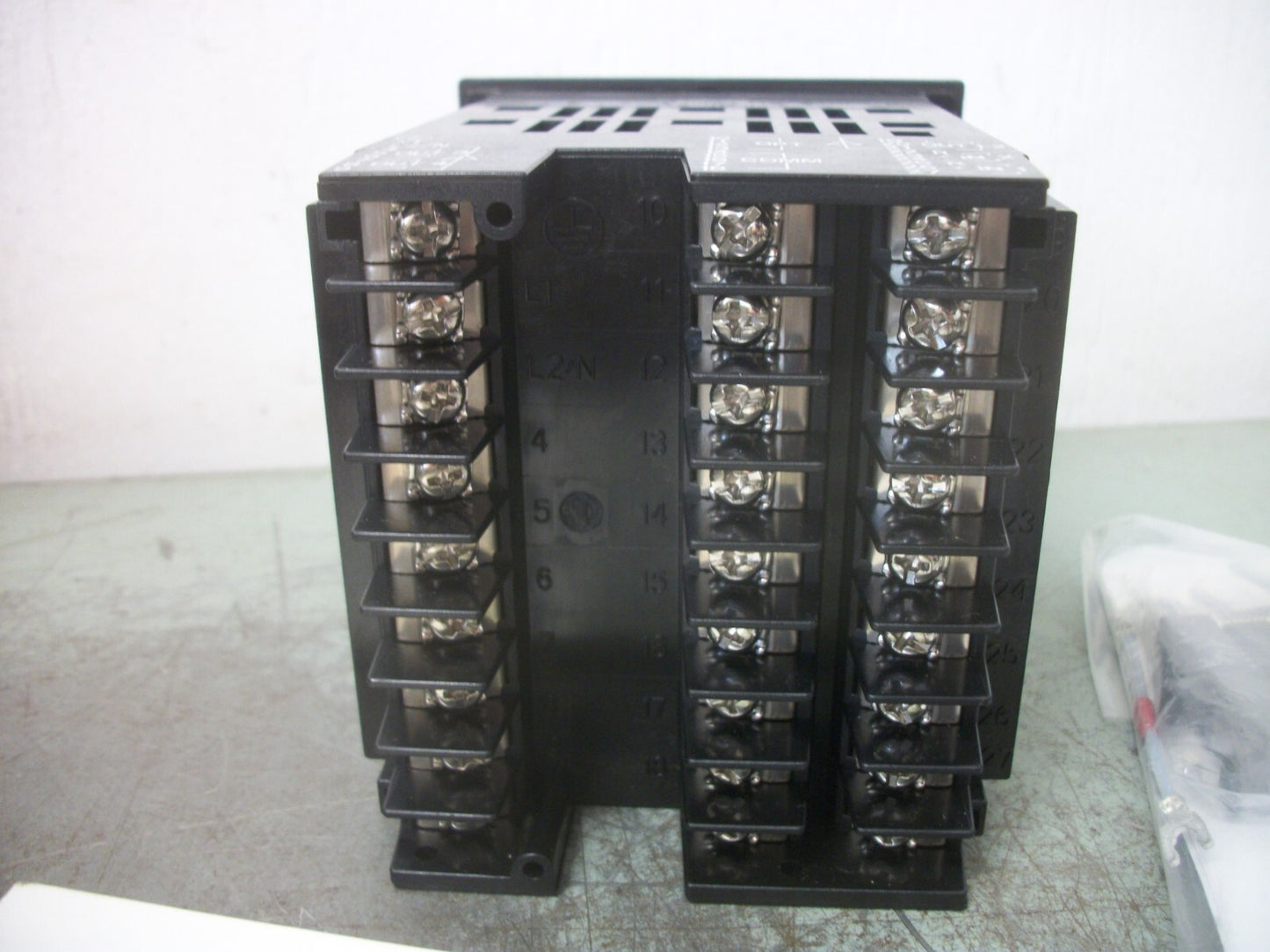 HONEYWELL UDC2500 TEMPERATURE CONTROLLER DC2500-E0-1L00-200-00000-00-0 NOB