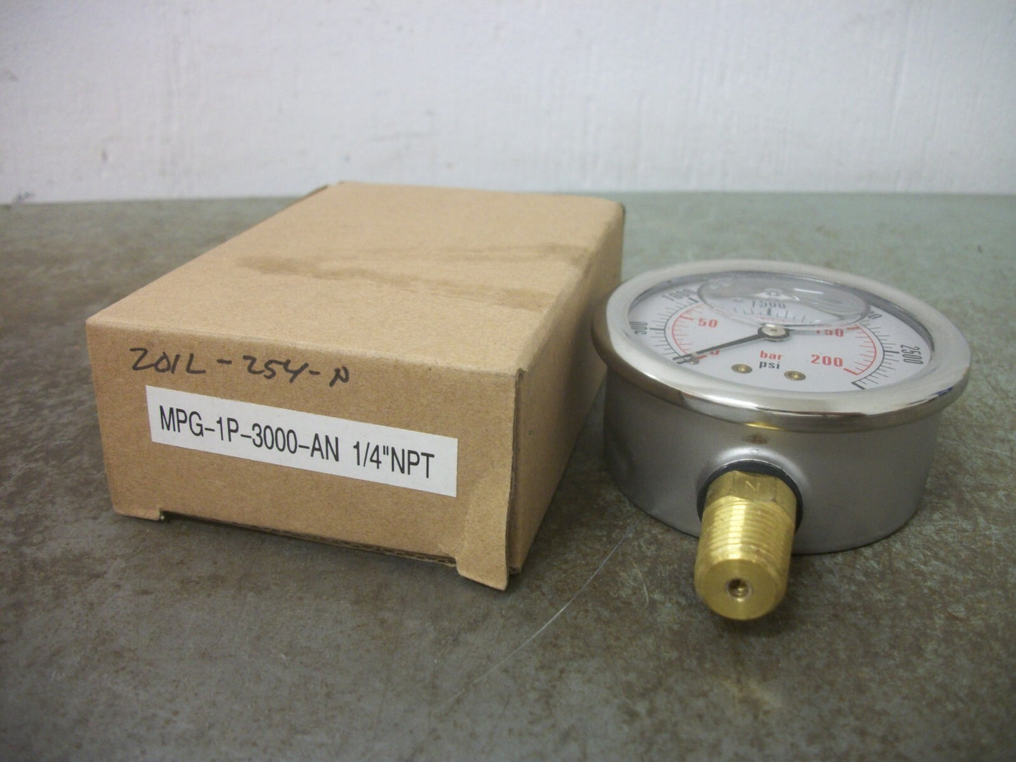 GENERIC 1/4" NPT LIQUID-FILLED PRESSURE GAUGE MPG-1P-3000-AN 0-3000PSI NIB