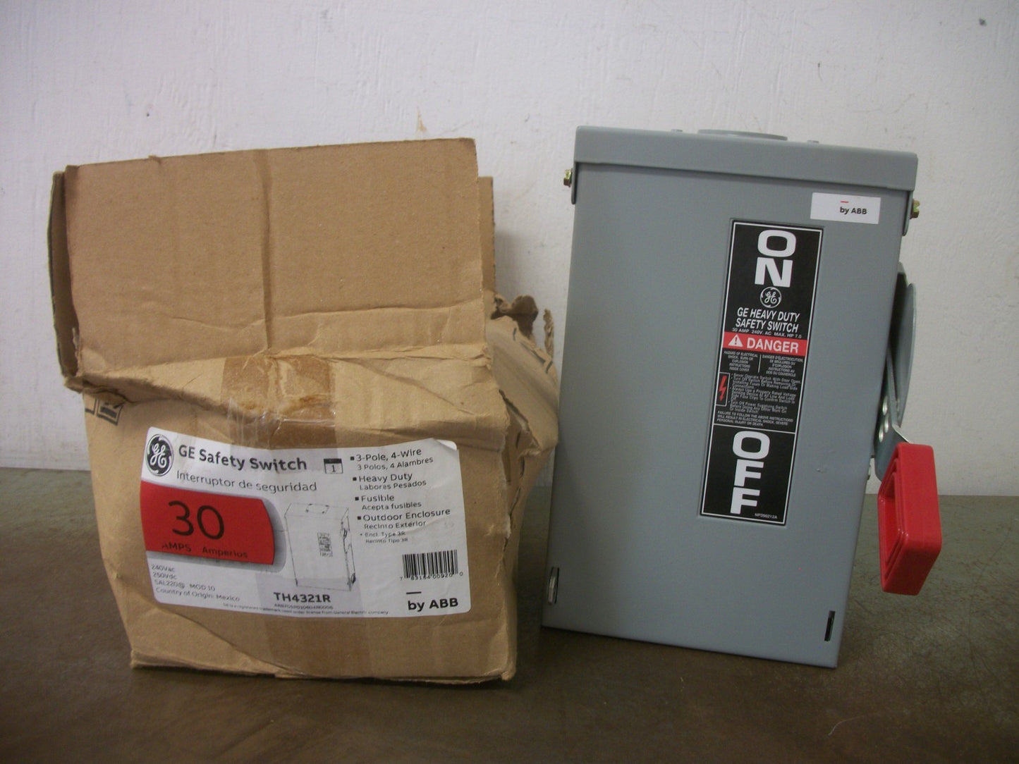 GE DISCONNECT TYPE 3R TH4321R 30AMP 240VOLT 3POLE FUSIBLE NIB