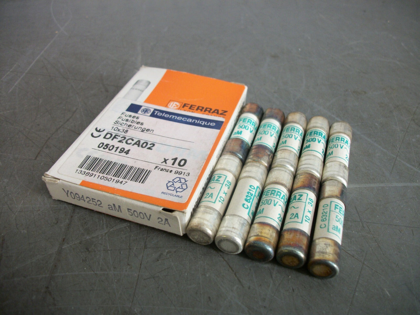 TELEMECANIQUE FERRAZ-SHAWMUT BOX OF 10 10X38 FUSES DF2CA02 2AMP 500VOLT NIB