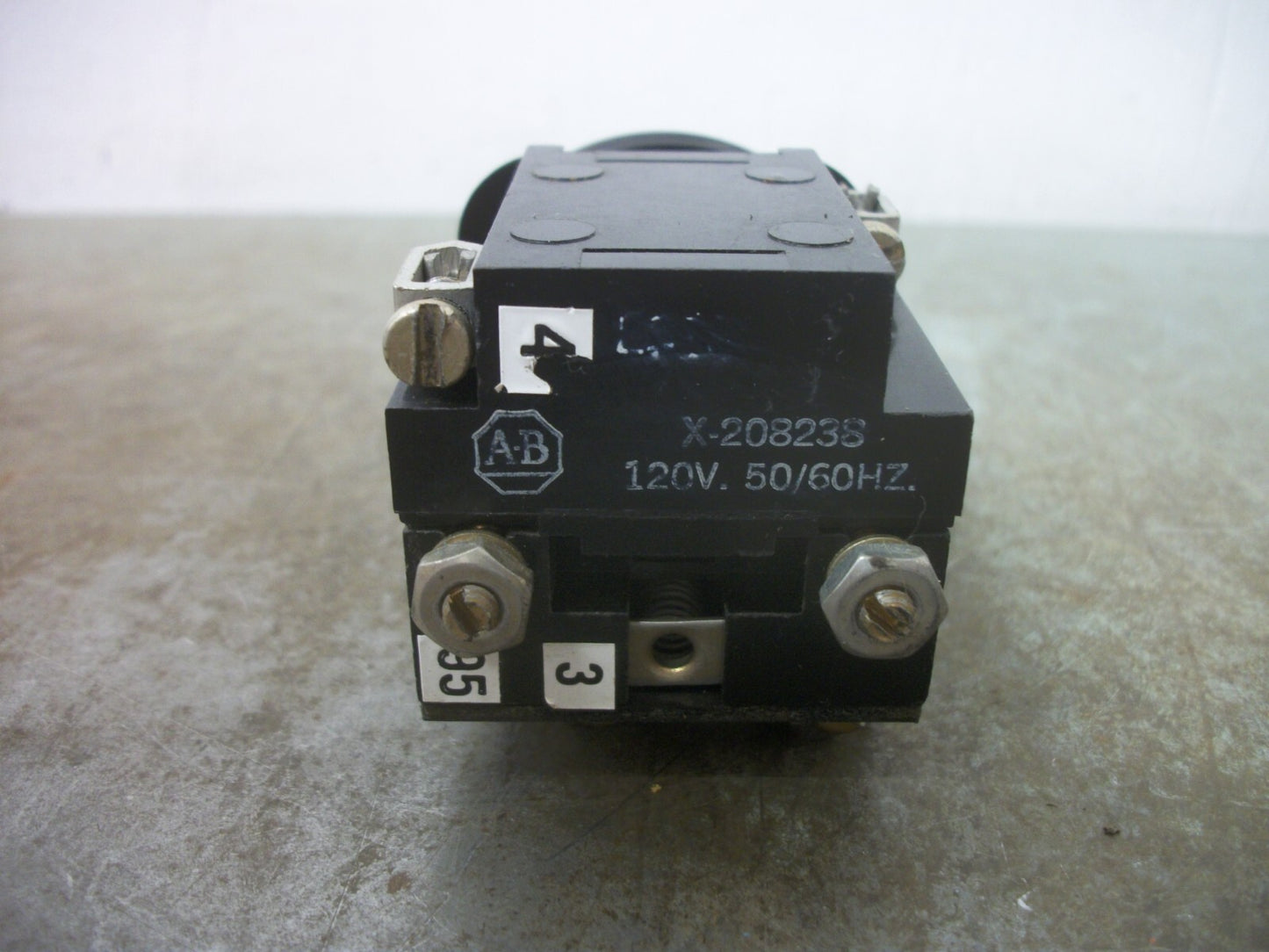 ALLEN-BRADLEY RED ILLUMINATED MOMENTARY PUSHBUTTON 800T-PT16A 120V