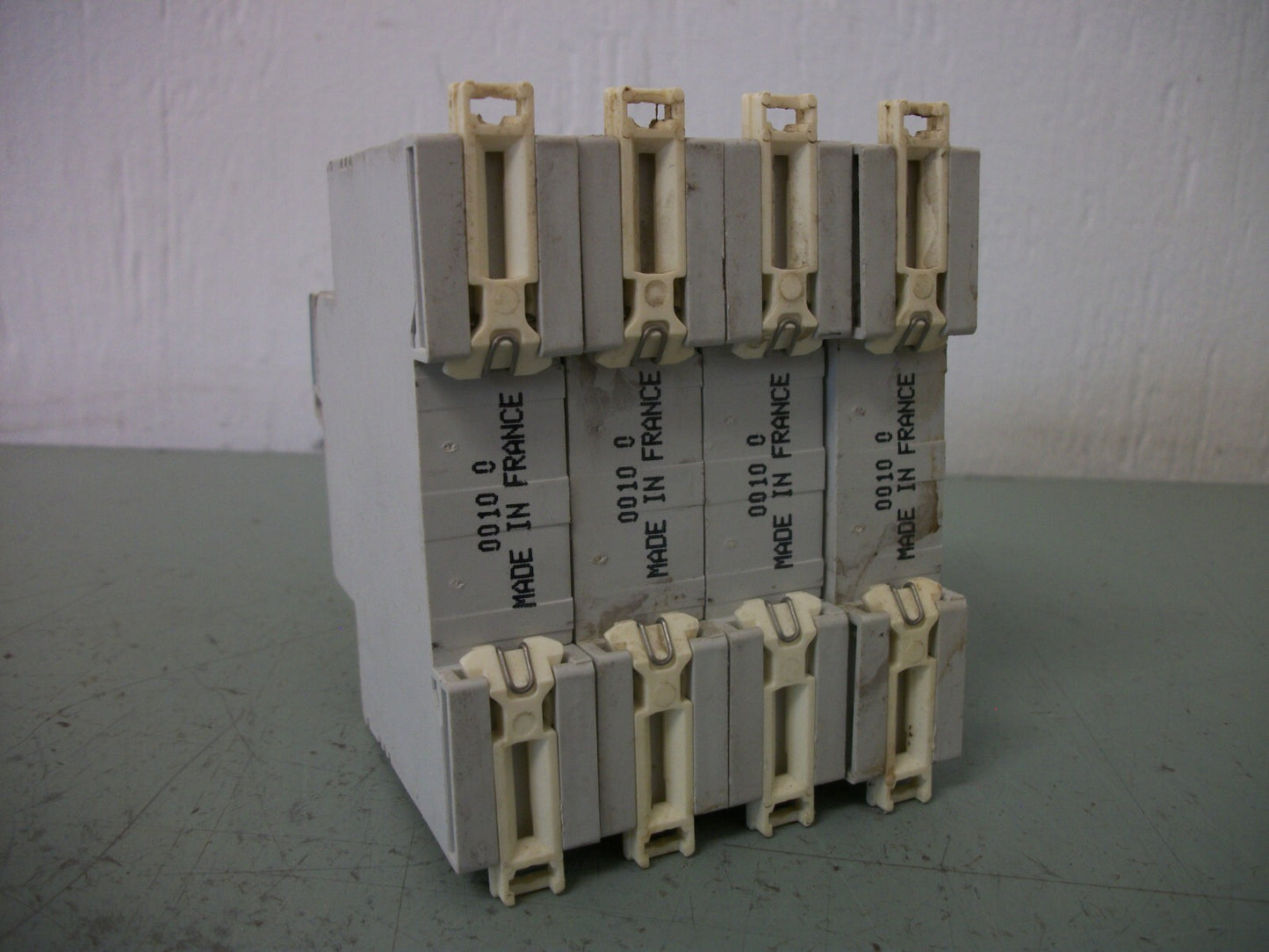 LEGRAND LOT OF 4 FUSEHOLDERS 05822 20AMP 400VOLT 1POLE