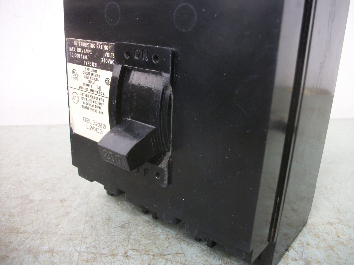 SQUARE D Q2L CIRCUIT BREAKER Q2L3200 200AMP 240VOLT 3POLE CHIPPED
