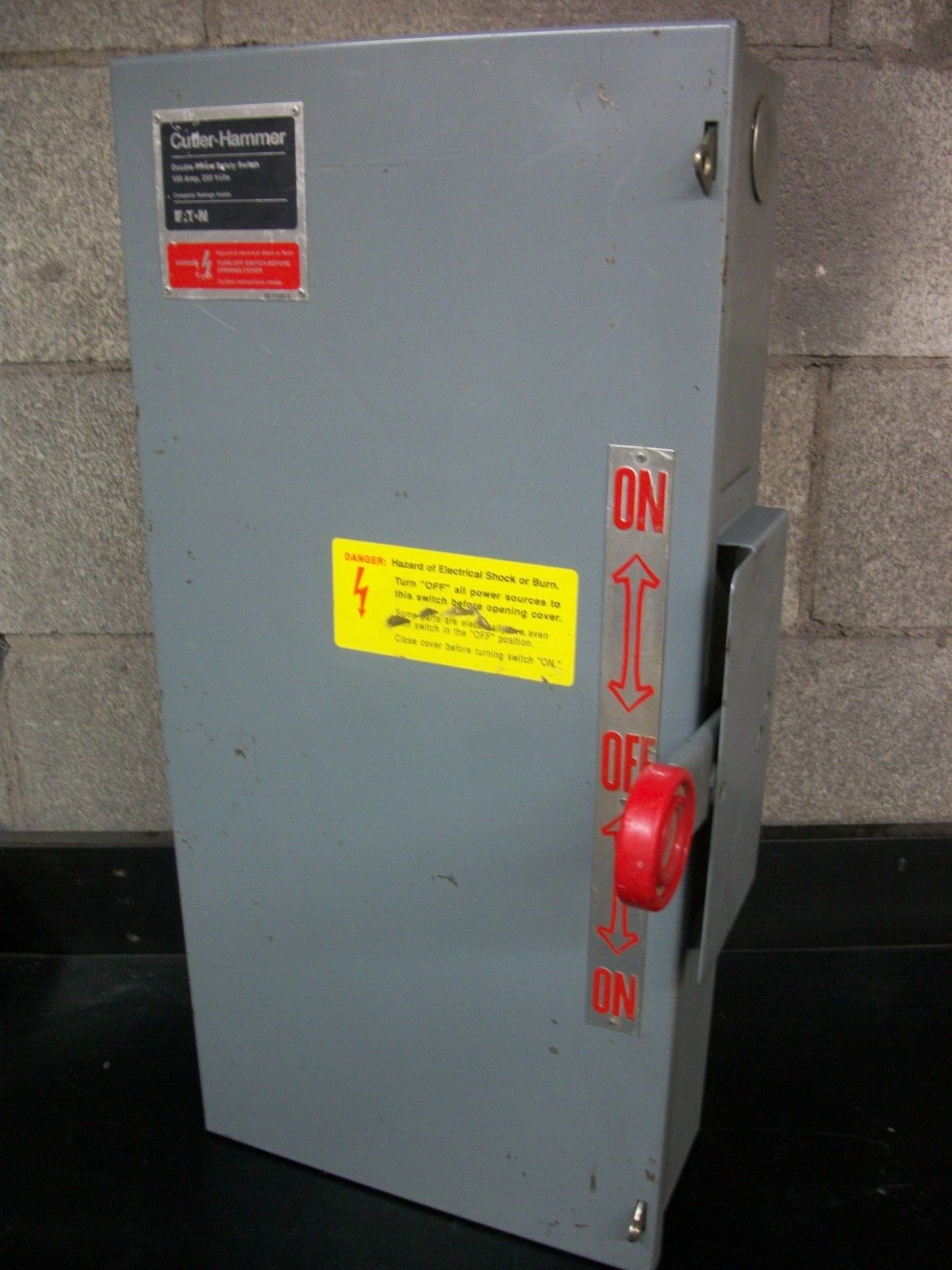 CUTLER-HAMMER DOUBLE THROW TYPE 1 DT223UGK 100AMP 240VOLT 2POLE NON-FUSIBLE