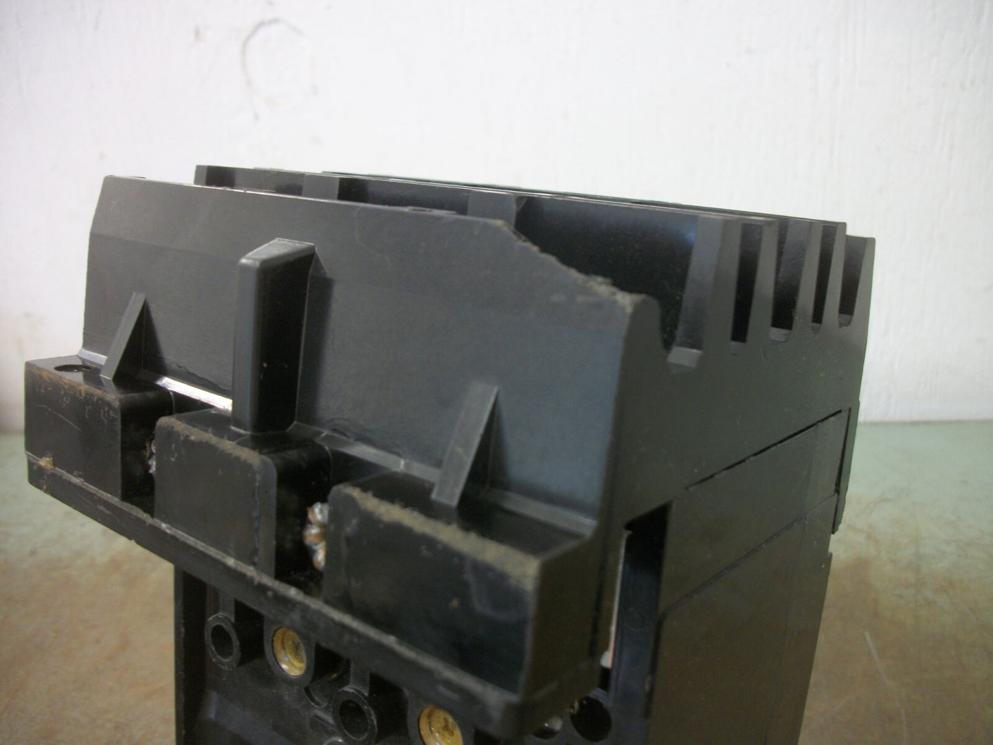 SQUARE D I-LINE Q2 CIRCUIT BREAKER Q232225H 225AMP 240VOLT 3POLE GRAY CHIPPED