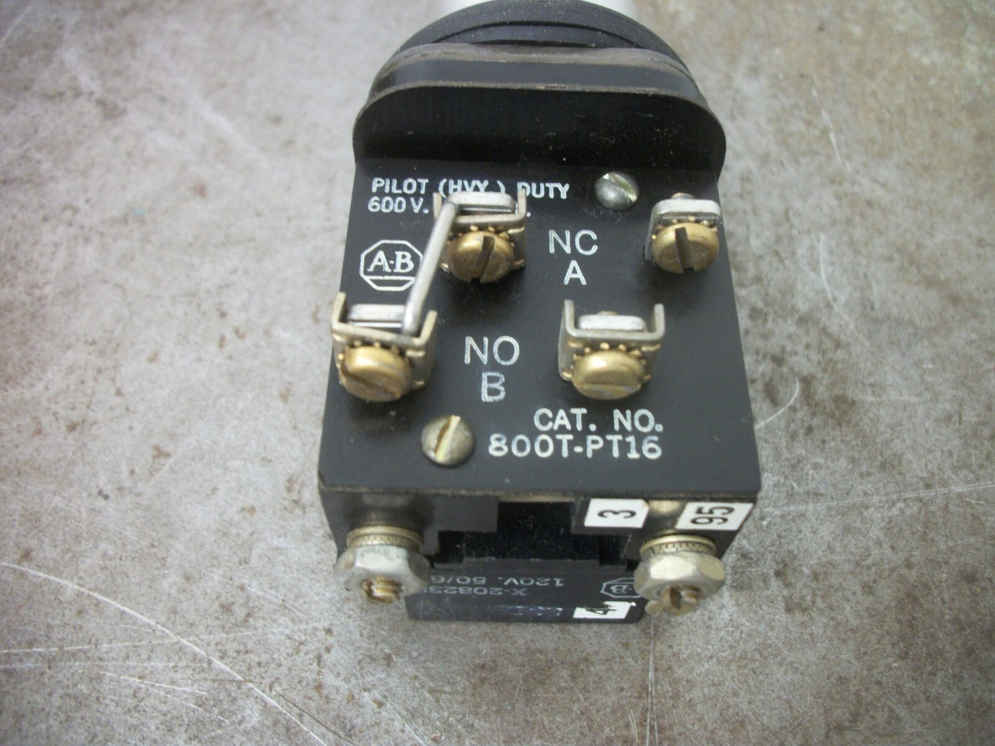 ALLEN-BRADLEY RED ILLUMINATED MOMENTARY PUSHBUTTON 800T-PT16A 120V