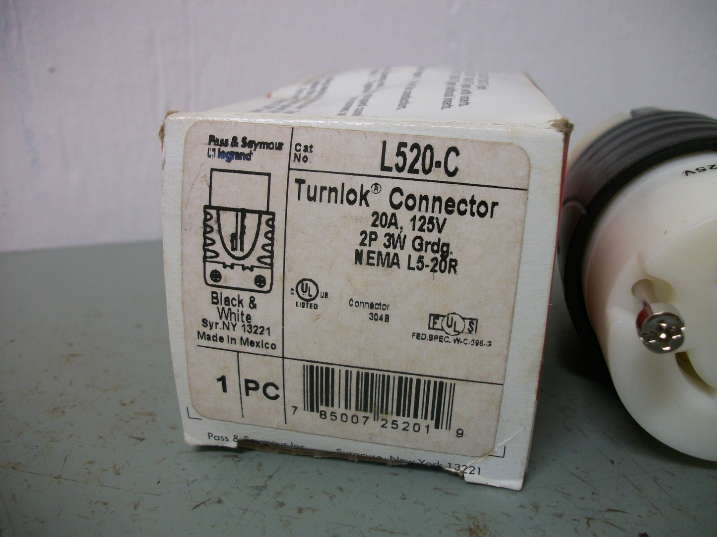 PASS & SEYMOUR TURNLOK CONNECTOR L520-C 20AMP 125VOLT 2P 3W GRND NIB