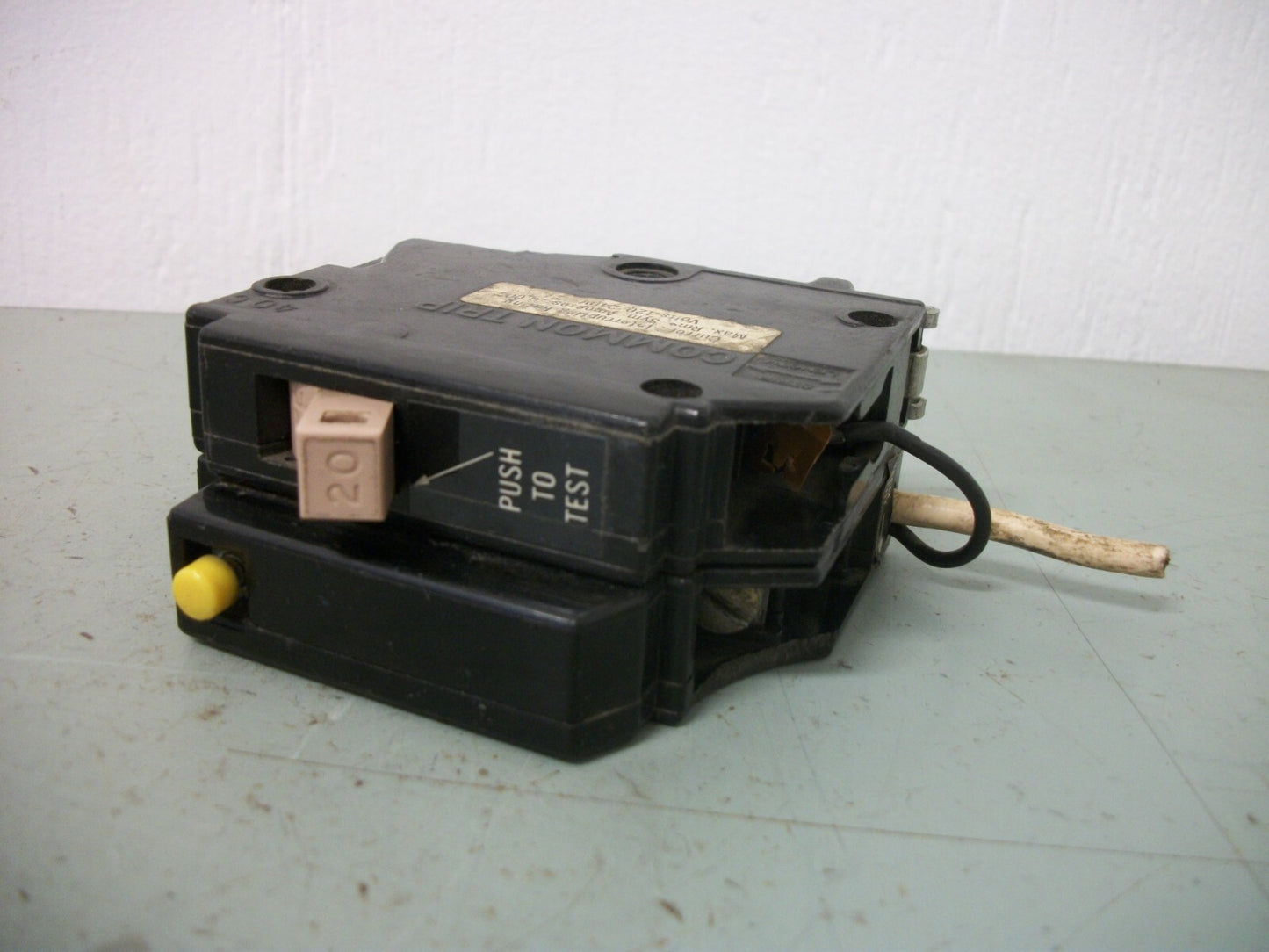 CUTLER-HAMMER CH SWITCHING NEUTRAL CIRCUIT BREAKER CH120SW 20AMP 120VOLT 1POLE