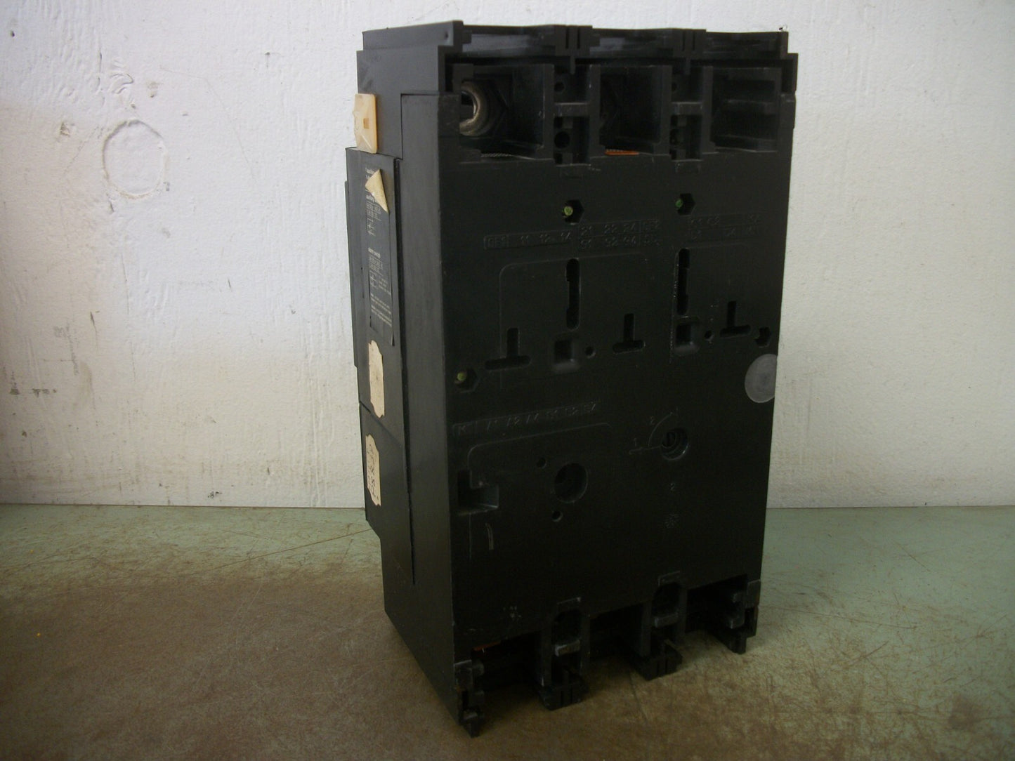 MERLIN GERIN COMPACT CF 250NA CIRCUIT BREAKER 37018 250AMP 480VOLT 3POLE