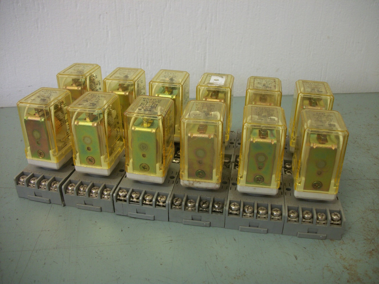 IDEC LOT OF 12 3PDT RELAYS RR2P-U 120VCOIL 10AMP